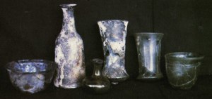 Verreries du VIe siècle : Coupe évasée, carafe, fiole, deux vases campaniformes, gobelet. Issu de : http://arhpee.typepad.com/enluminure/page/4/ (21/03/2015)